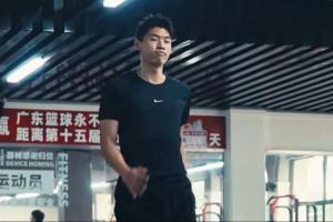 开云体育官网-眼神坚毅！崔永熙已回到广东进行恢复训练